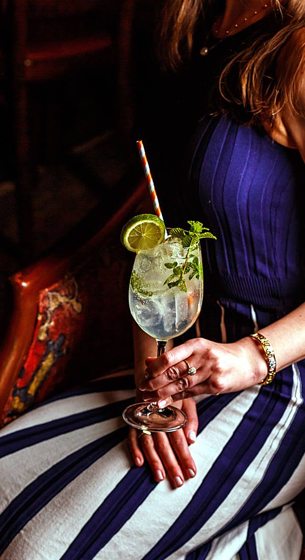 Virgin mojito com hortelã, limão e gelo, servido em taça