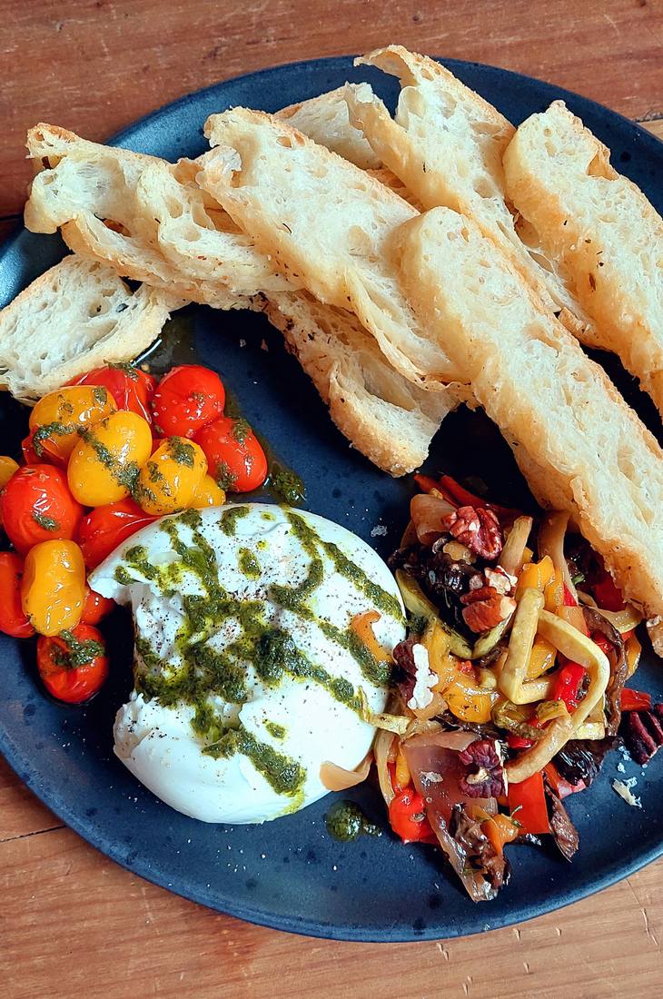 Burrata de leite de búfala com tomatinhos assados, caponata e focaccia