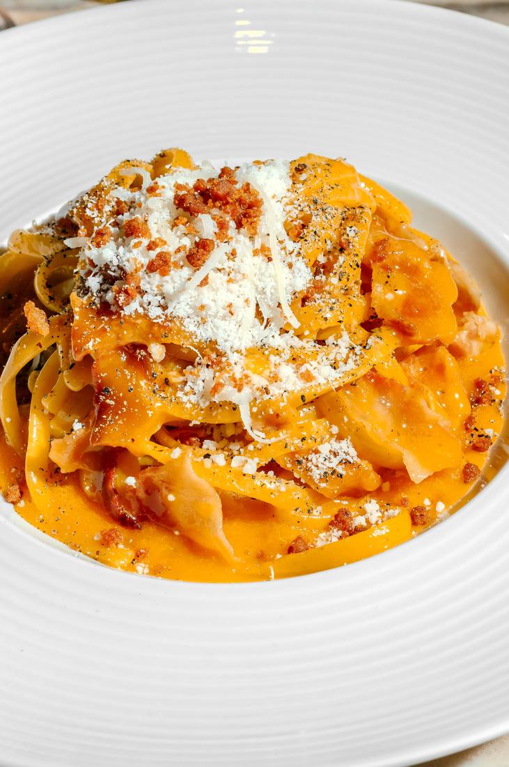 Linguine alla carbonara com farofinha de panceta e Grana Padano