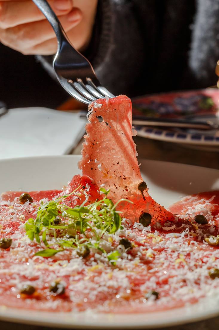 Carpaccio tradizionale com lâminas finas de filé mignon, Grana Padano e alcaparras