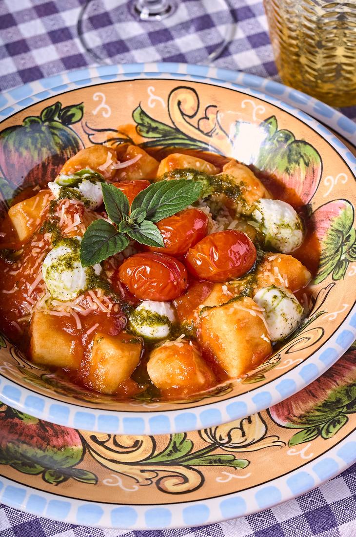 Nhoque de batata ao molho de tomate com mozzarella de búfala, manjericão e tomatinhos assados
