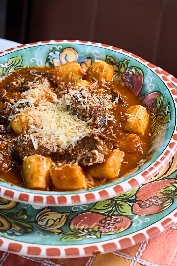 Guancia bovina braseada com nhoque de batata ao molho, finalizado com parmesão