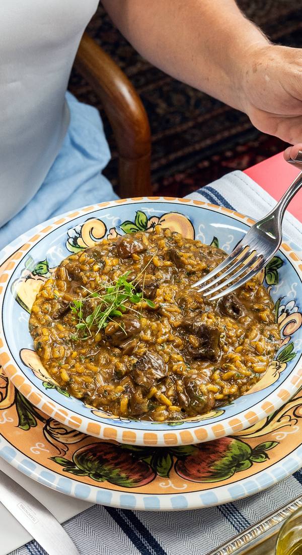 Risoto cremoso de cogumelos frescos e funghi secchi finalizado com ervas